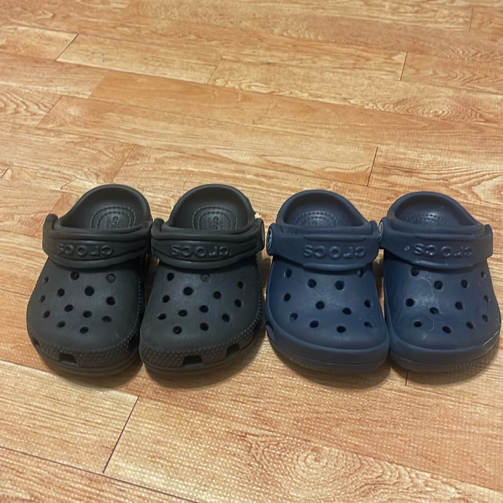 Toddler crocs $10 each

Blue&black are size c6
Blue& light blue sizec7